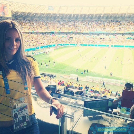 美女记者在现场