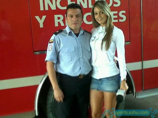 保安和哥伦比亚美女记者合影