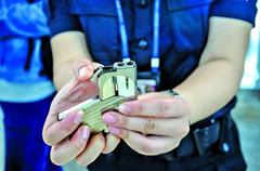 重庆机场查获打火机 一秒变手枪近距离可致死