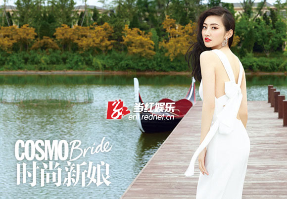 景甜大露美背