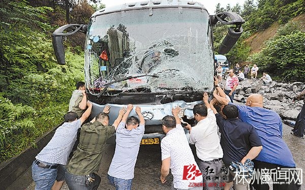 320国道发生两车相撞 女子车祸才出院理赔又进