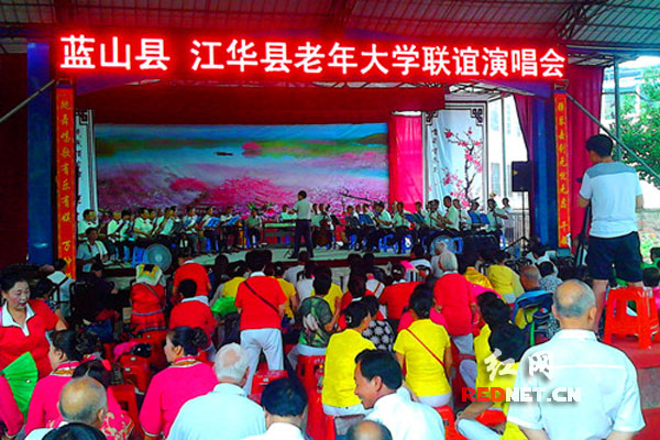 蓝山县老年大学学员表演的《花儿与少年》民乐合奏节目