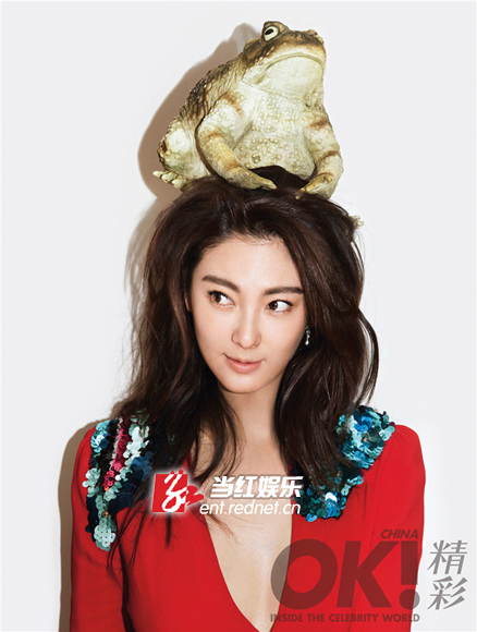 张雨绮顽皮合照大青蛙另类俏皮