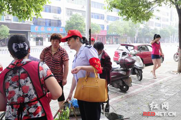 志愿者对占到经营行为进行劝导。