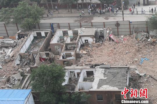 王先生的房屋被铁皮和建筑垃圾围困。　武俊杰摄