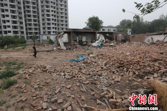王先生仅剩的两间房屋周围全是建筑垃圾。　武俊杰摄