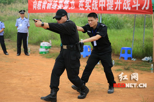 教官正在给民警做移动射击要领示范
