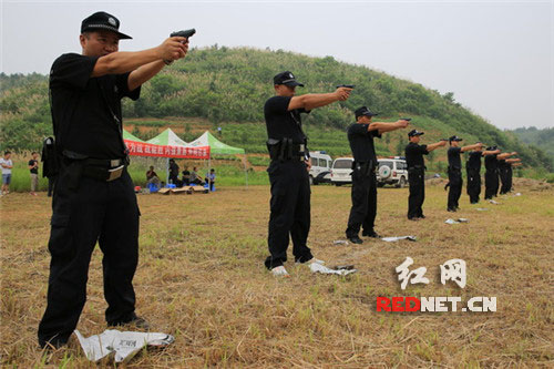 民警进行手枪速射训练
