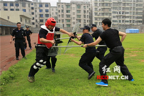 民警使用警械应对模拟突发事件