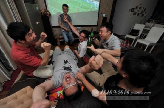 在球迷小顾家里,朋友们正在庆祝进球。世界杯期间,小顾每天都和小伙伴们一起聚到家里看球,激情狂欢。