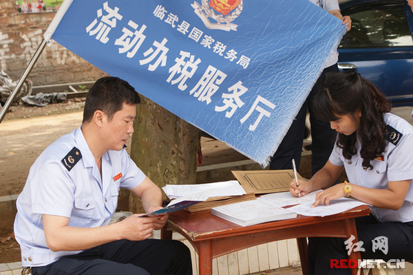 【郴州】临武国税设流动办税厅 为农户开绿色