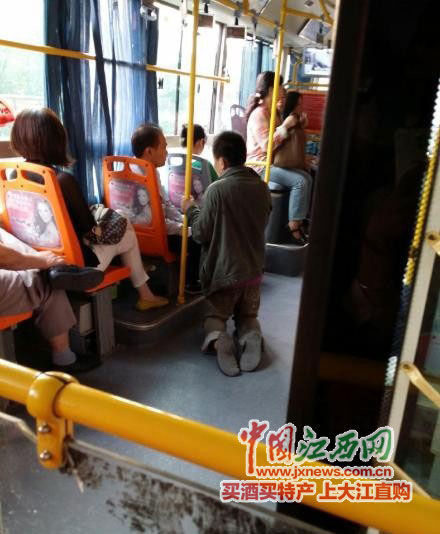男子公交车内暴力乞讨 网友称其拿菜刀跟人要钱
