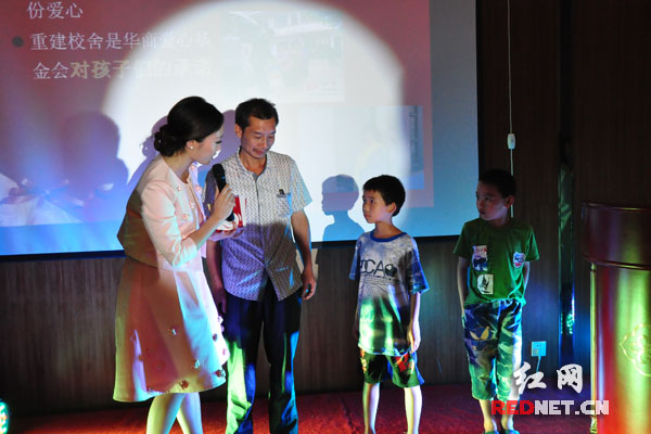 6月18日晚，华商爱心基金会在长沙举行“关爱贫困学生共建希望小学”书画慈善拍卖会。