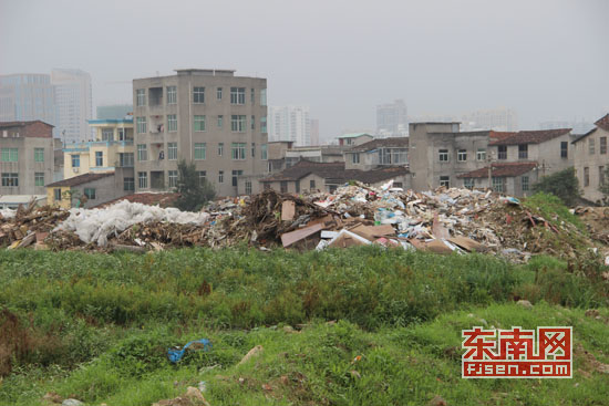 福建莆田木兰溪旧河道垃圾成山排洪受阻 300亩