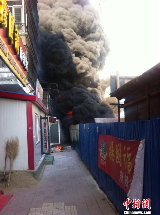 哈尔滨一在建工地起火致附近多户居民住宅受损(图)