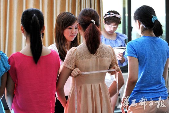 成都：选D罩杯女员工送外卖 这商家脑壳好烂