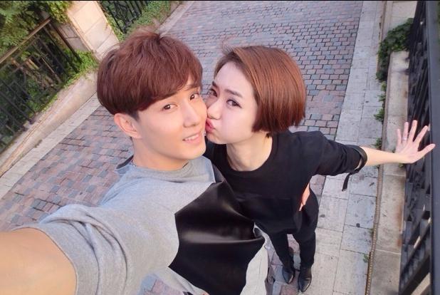 戚薇公开与李承铉恋情 呼巴掌:这么久跑哪儿了