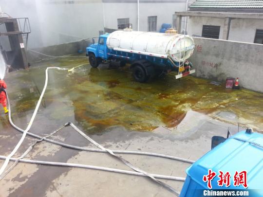 浙江嘉兴一运输船转运盐酸发生罐体泄露致1死