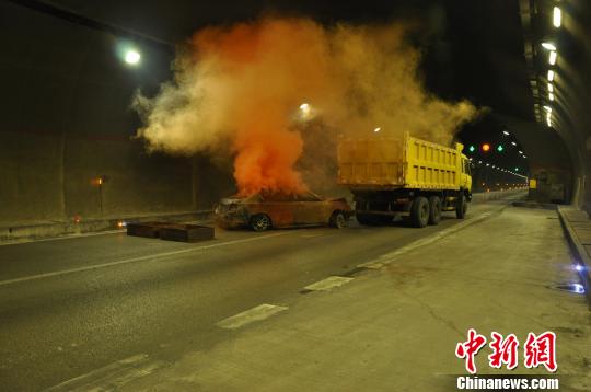 山西高速交警借鉴“晋济事故”演练隧道灭火