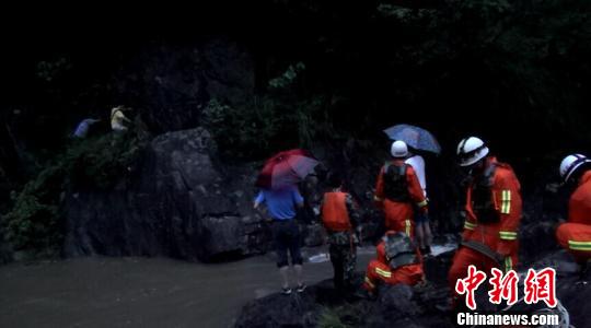 两男子受困闽侯十八重溪景区消防员摸黑搜救3小时