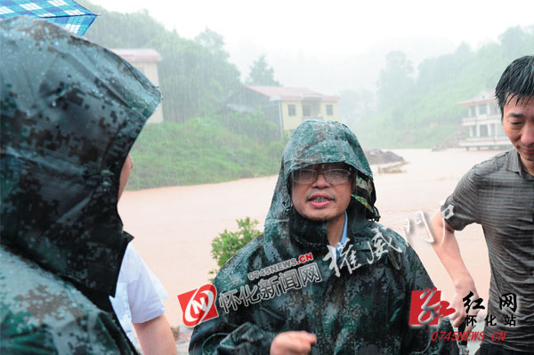 彭国甫指导防汛抗灾工作 冒雨深入受灾点看望