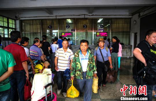 福建连日暴雨山体滑坡部分铁路停运有序退票中