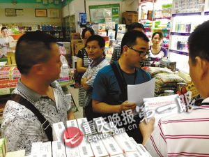 食药监工作人员对药房进行调查