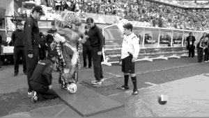 28岁下肢截瘫的诺平托开出巴西世界杯第一球