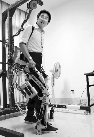 陈剑演示他的“钢铁外衣”