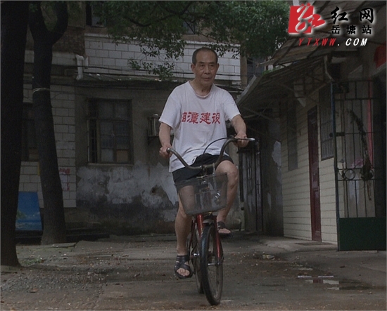 女儿患抑郁症20载父亲做贴身保姆 省吃俭用计长远
