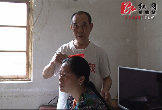 女儿患抑郁症20载父亲做贴身保姆 省吃俭用计长远