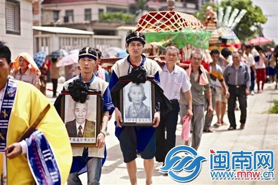 夫妻同日出殡,村民争相送行