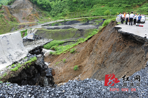 邵怀高速溆浦连接线分水界段公路发生塌方