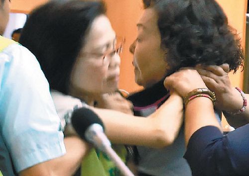 民进党与国民党议员爆发冲突场面一度混乱（图）