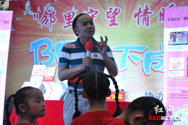 操着一口湖南口音的著名管理学家、方法学家吴甘霖，走下讲堂，近距离与家长互动问答，显得非常平和、亲近。