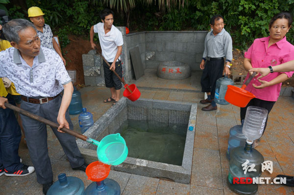 千年古井被修缮一新后，更多的市民闻讯赶来挑水回家饮用，她们认为东湖街道为老百姓扎扎实实做了大实事。