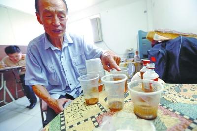 　　尿疗协会会长保工介绍尿疗试验的结果。