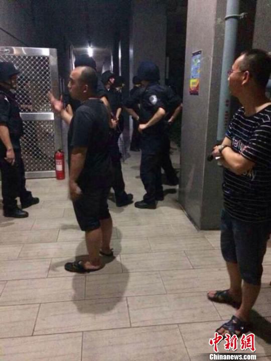 男子杀死婚外情对象后扬言自杀烧房已被警方擒获