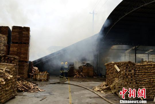 贵州黔西南一木材加工厂发生大火幸无人员伤亡