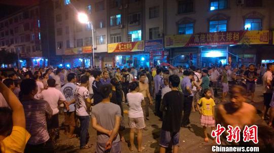 事发后民众仍未离去。　王刚摄