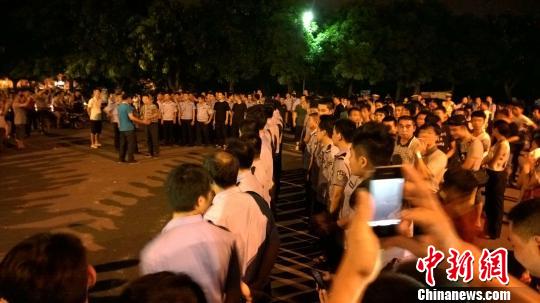 大批警力集中撤离现场。　王刚摄