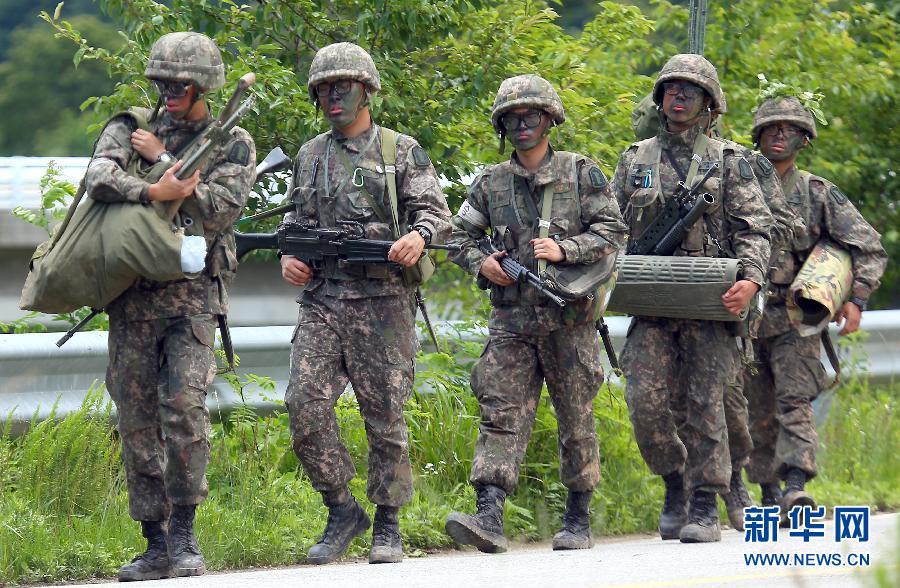 6月22日，韩国军人在江原道高城郡附近搜捕枪击事件嫌疑人。新华社/韩联社 