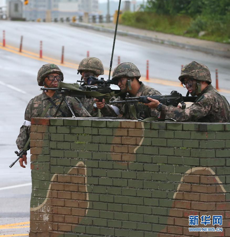 6月22日，韩国军人在江原道高城郡附近搜捕枪击事件嫌疑人。