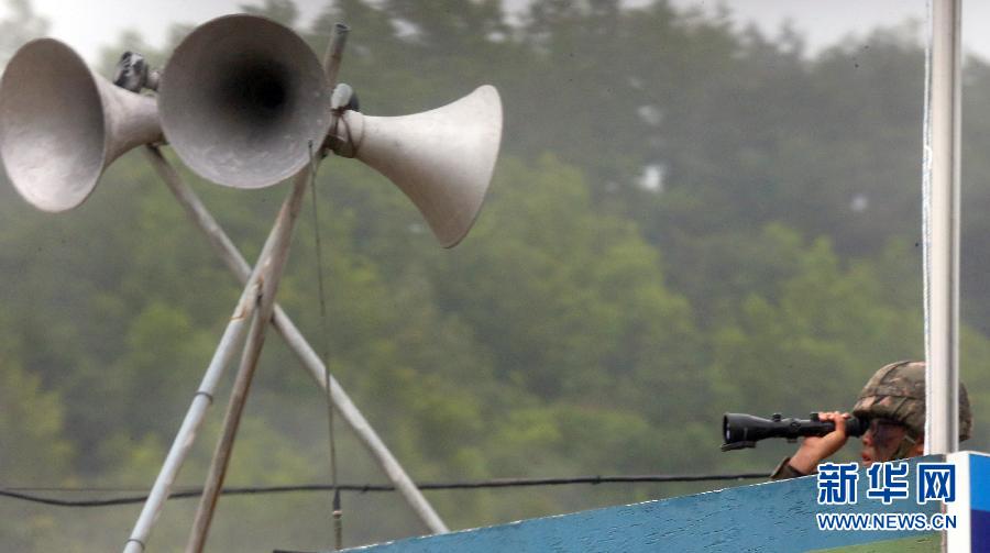 6月22日，在韩国江原道高城郡附近，一名士兵在房顶上用望远镜进行观测。