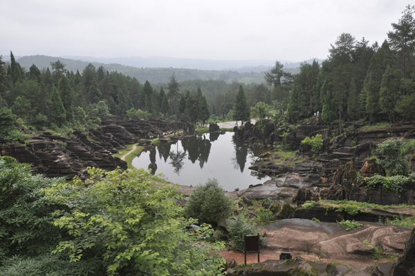 红石林地址公园天湖。