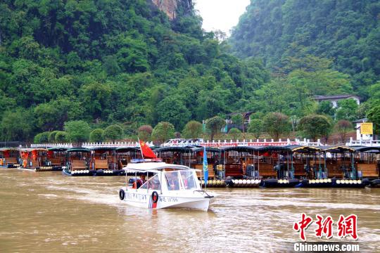 资料图片：桂林漓江竹筏封航管制。　桂林海事局摄