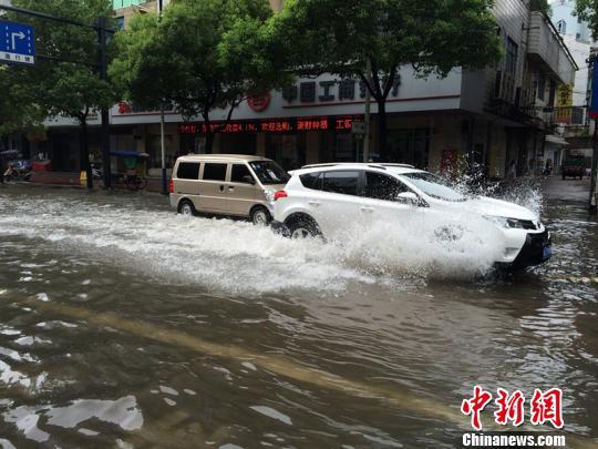 暴雨致浙江兰溪主城区被淹江心公园成“孤岛”