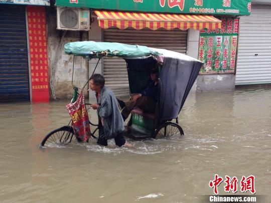 浙江兰溪主城区因暴雨被淹 江心公园成“孤岛”