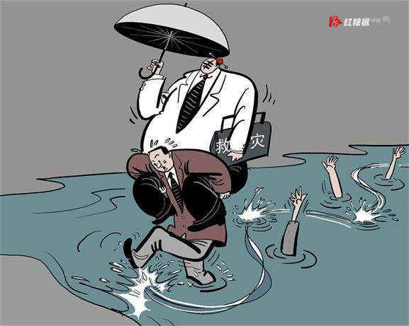 江西官员水灾救援怕湿鞋要人背被免职