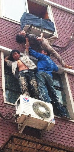 89岁老人不慎坠落倒挂室外三农民工托举救命（图）